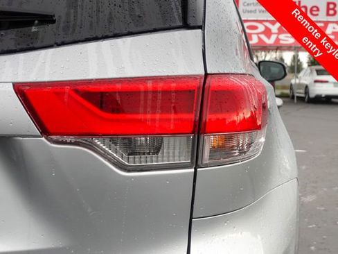 Certified 2018 Toyota Highlander SE image 9