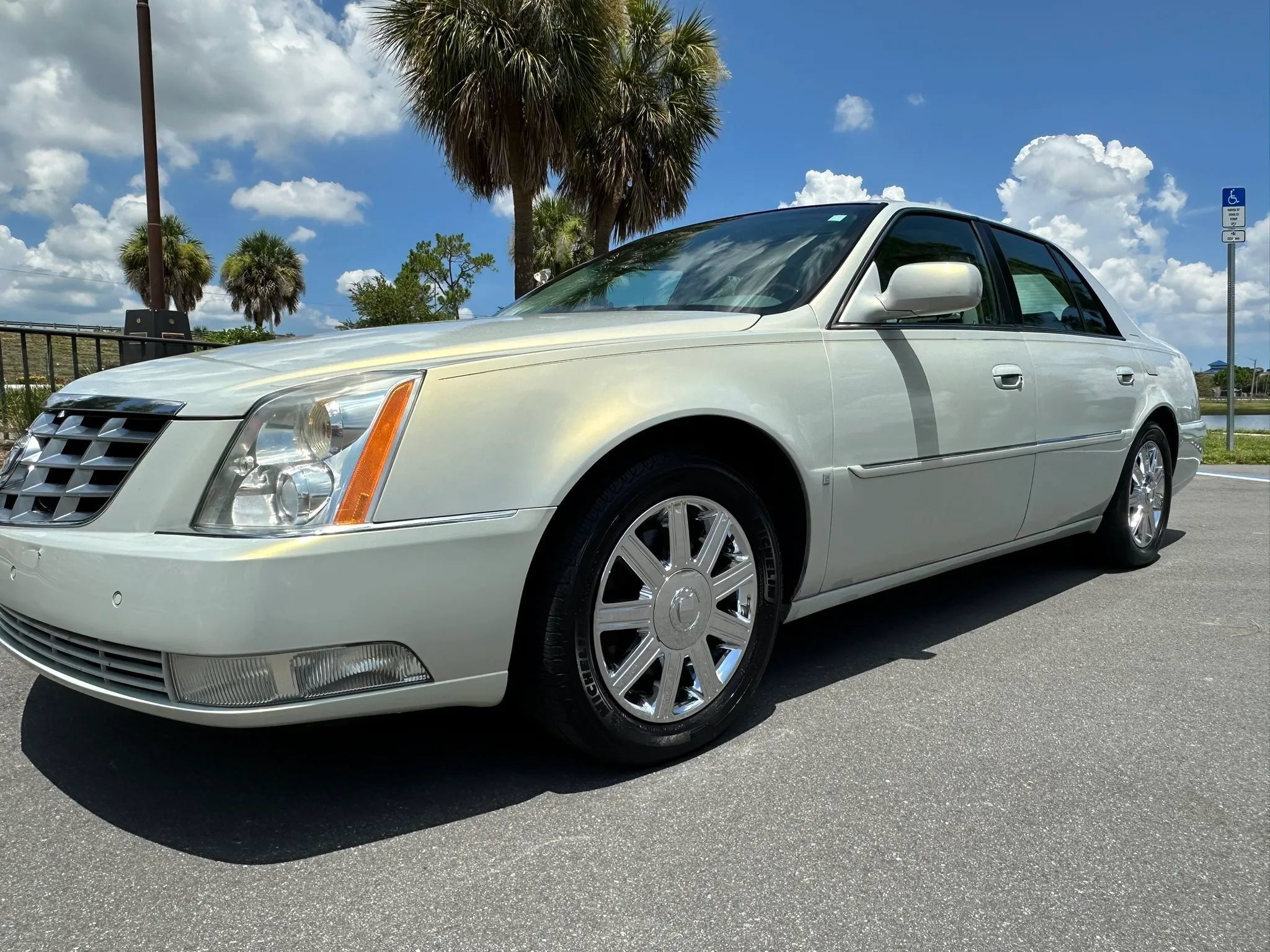 Used 2010 Cadillac DTS Luxury FWD image 7