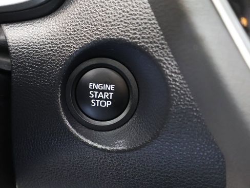 Used 2025 Toyota Corolla Cross XLE image 37