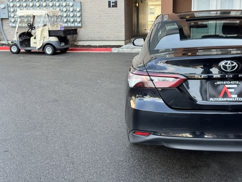 Used 2018 Toyota Camry LE image 5