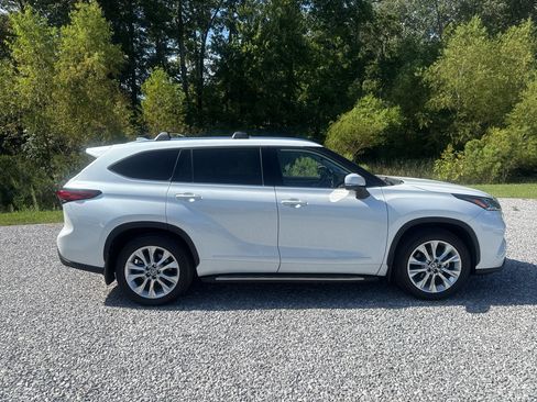 Used 2022 Toyota Highlander Limited FWD image 27