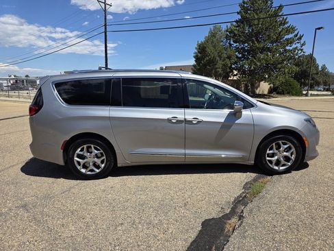 Used 2018 Chrysler Pacifica Limited FWD image 9