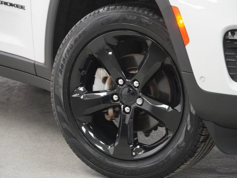 Used 2023 Jeep Grand Cherokee Limited w/ Luxury Tech Group II image 4