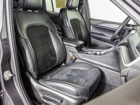 Used 2024 Jeep Grand Cherokee Altitude AWD/4WD image 46