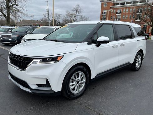 Used 2024 Kia Carnival LX image 3