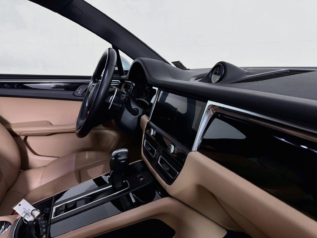 Certified 2023 Porsche Macan AWD/4WD image 31