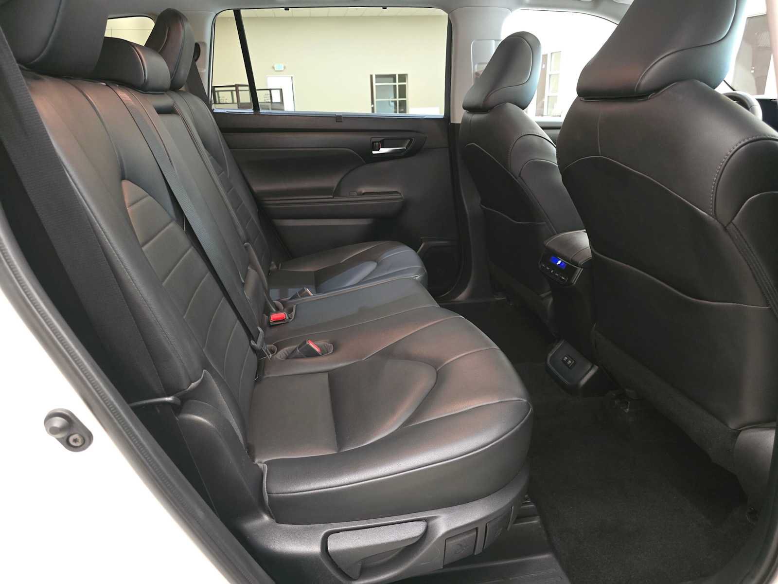 Used 2020 Toyota Highlander XLE AWD/4WD image 25