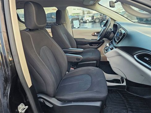 Used 2021 Chrysler Voyager L image 36