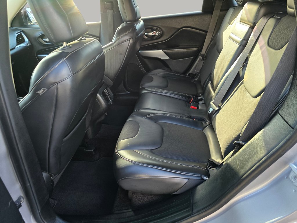 Used 2018 Jeep Cherokee Latitude Plus AWD/4WD image 24
