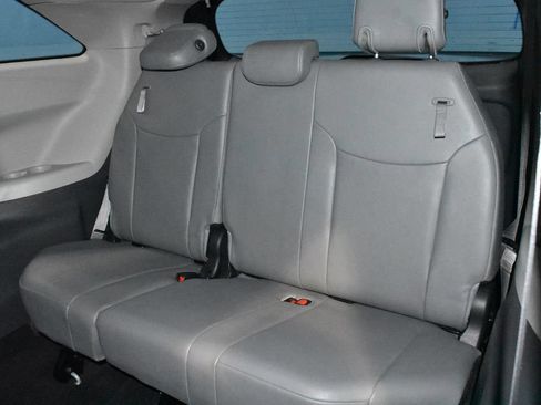 Used 2024 Toyota Sienna XLE FWD image 20