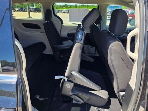 Used 2023 Chrysler Voyager LX FWD image 16