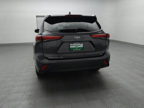 Used 2022 Toyota Highlander LE image 6