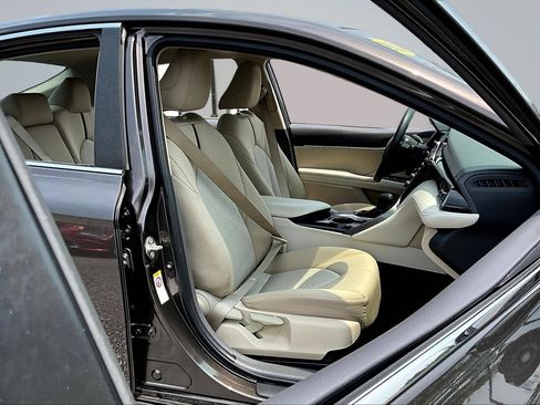 Used 2019 Toyota Camry LE FWD image 27