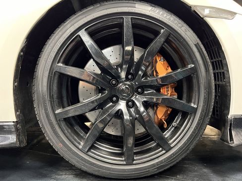 Used 2020 Nissan GT-R Premium image 18