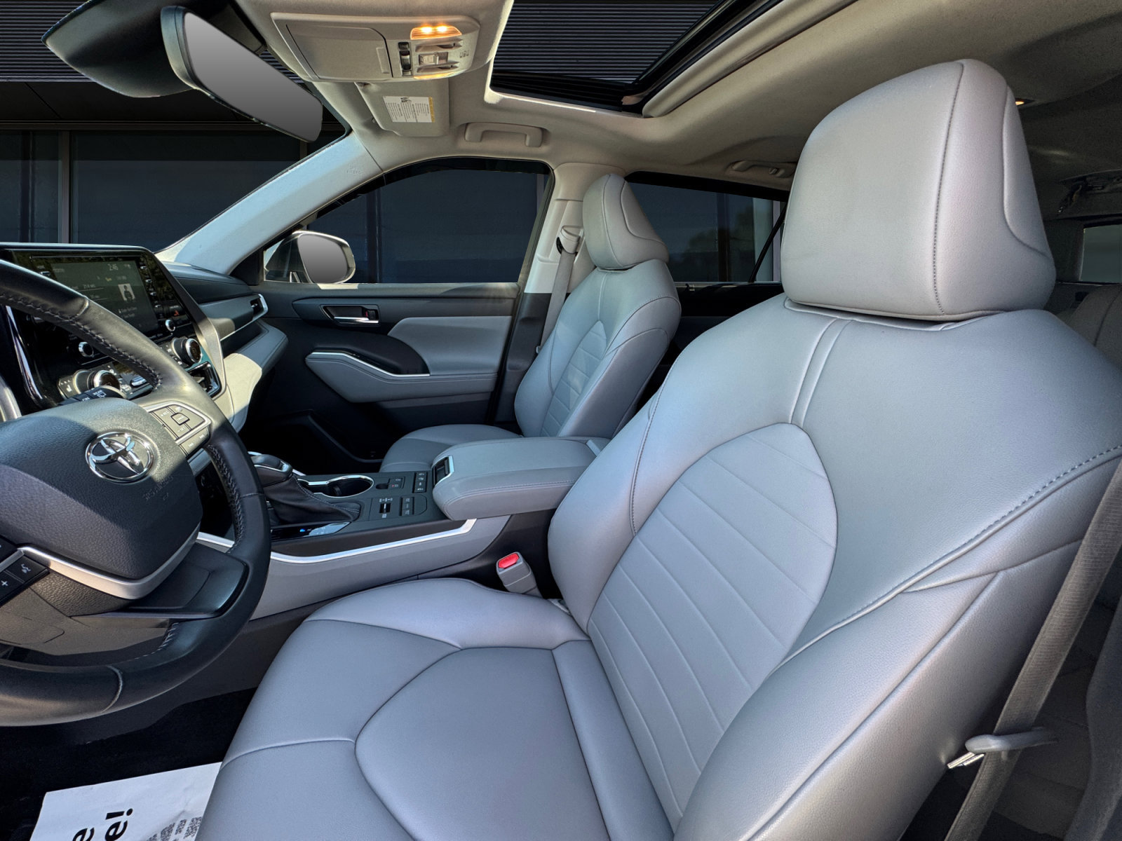 Used 2022 Toyota Highlander XLE AWD/4WD image 2