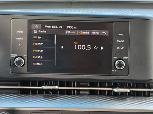 Used 2024 Kia Carnival LX image 8