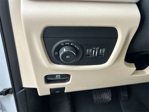 Certified 2022 Jeep Grand Cherokee Limited image 17