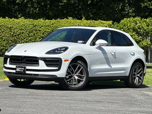 Used 2025 Porsche Macan image 1