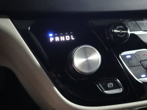 Used 2024 Chrysler Pacifica Touring-L image 23