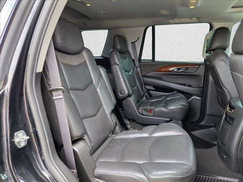 Used 2019 Cadillac Escalade Luxury AWD/4WD image 22