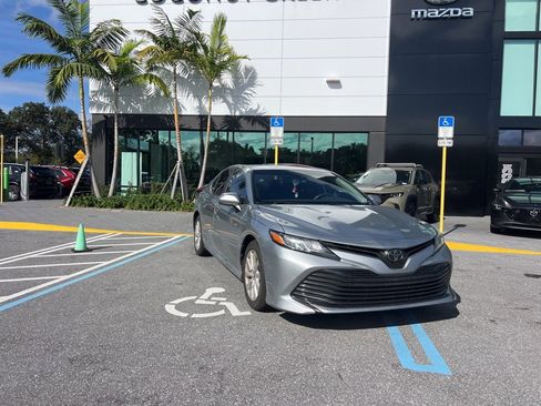 Used 2020 Toyota Camry LE image 4