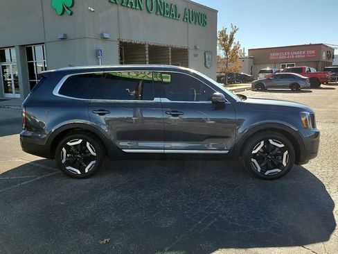 Used 2024 Kia Telluride EX w/ EX Captain's Chair Package image 2