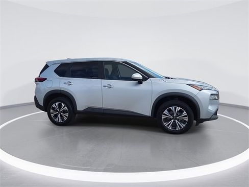 Used 2023 Nissan Rogue SV image 2