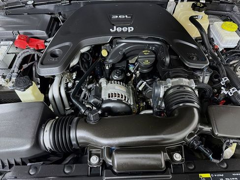 Used 2018 Jeep Wrangler Unlimited Sahara image 34