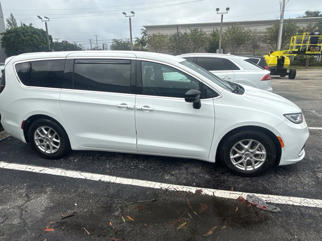 Used 2025 Chrysler Pacifica Select FWD image 4