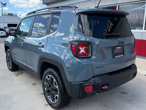 Used 2017 Jeep Renegade Trailhawk w/ Premium Trailhawk Package AWD/4WD image 4
