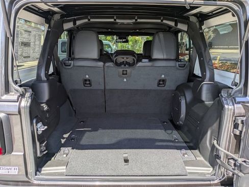 Used 2025 Jeep Wrangler Unlimited Rubicon AWD/4WD image 13