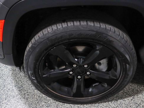 Used 2024 Jeep Grand Cherokee Limited w/ Luxury Tech Group II AWD/4WD image 11