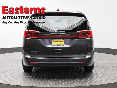 Used 2023 Chrysler Pacifica Touring-L FWD image 6