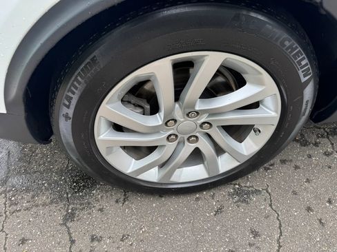 Used 2018 Land Rover Discovery HSE AWD/4WD image 12