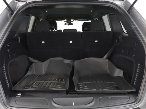 Used 2018 Jeep Grand Cherokee Laredo AWD/4WD image 17