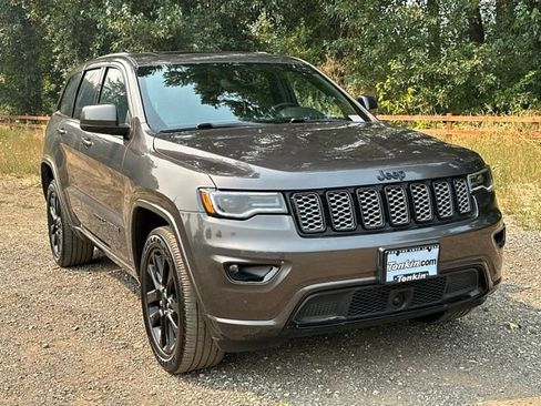 Used 2021 Jeep Grand Cherokee Laredo X AWD/4WD image 2