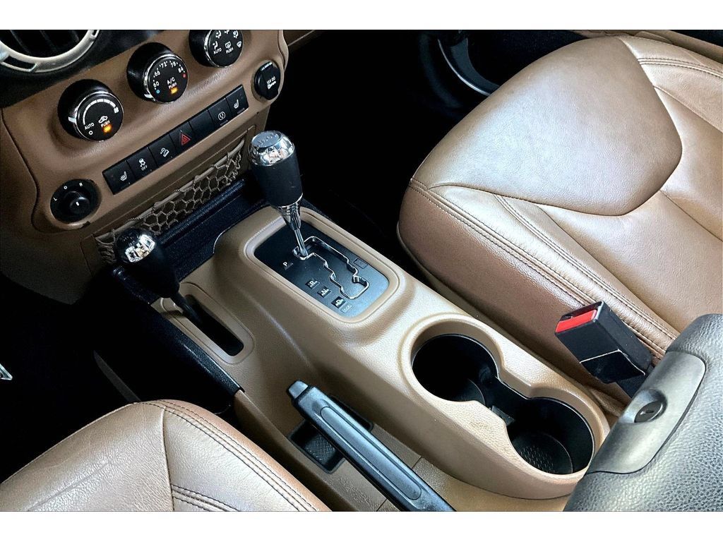 Used 2017 Jeep Wrangler Unlimited Rubicon w/ Connectivity Group AWD/4WD image 27