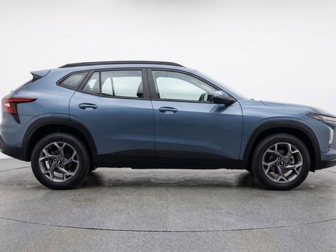 Used 2025 Chevrolet Trax LT FWD image 11