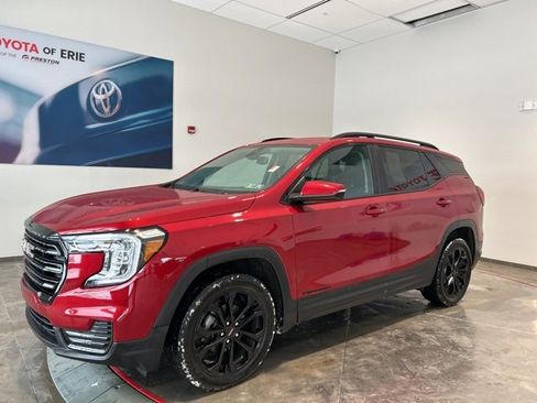 Used 2022 GMC Terrain SLE w/ Driver Convenience Package image 2