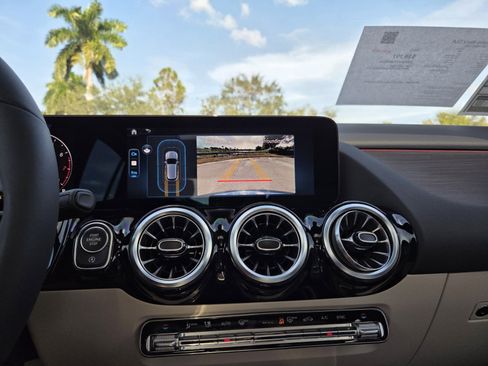 Used 2025 Mercedes-Benz GLA 250 image 12