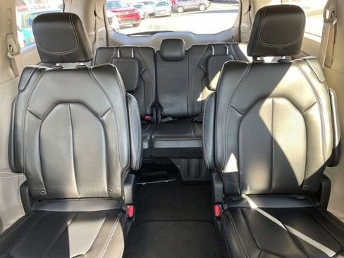 Used 2023 Chrysler Pacifica Touring-L image 14