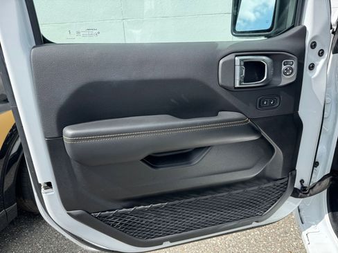 Used 2025 Jeep Wrangler Sahara image 20