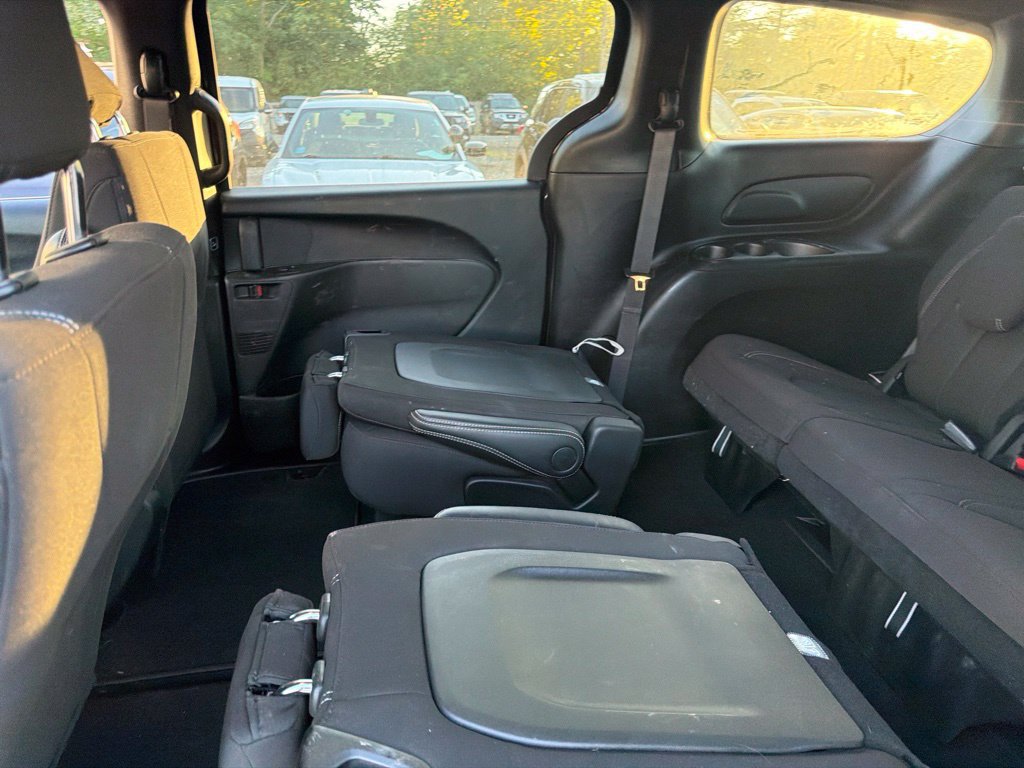 Used 2024 Chrysler Pacifica Touring FWD image 8