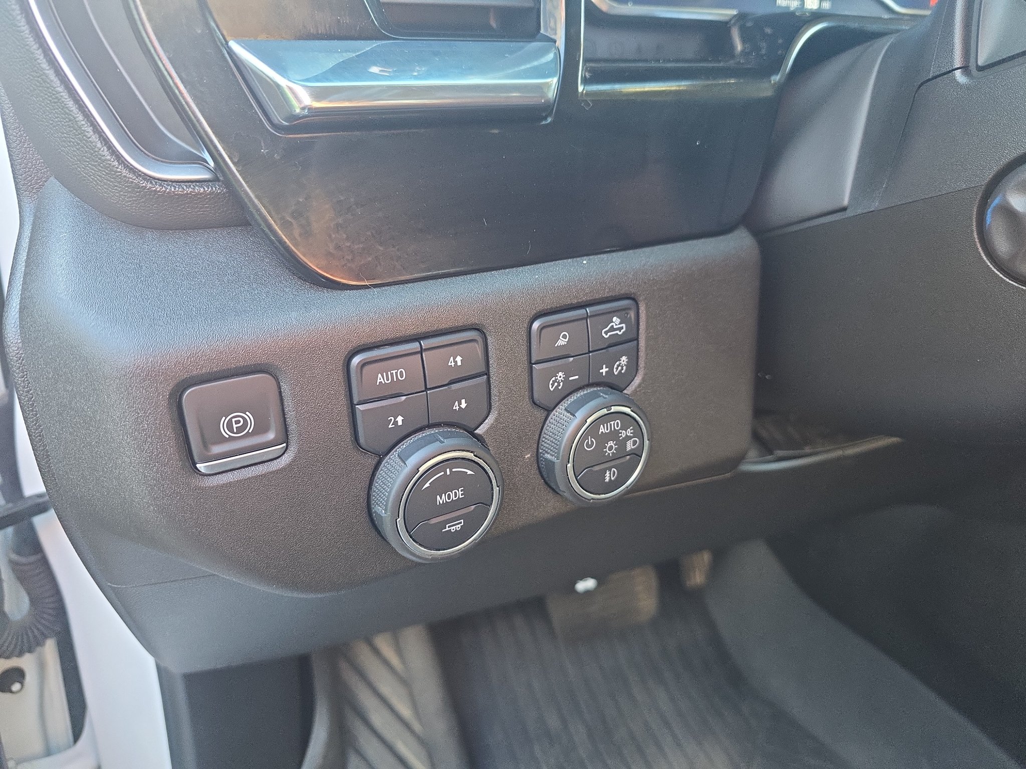Used 2024 Chevrolet Silverado 1500 LTZ AWD/4WD image 51