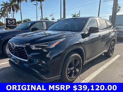 Used 2024 Toyota Highlander LE FWD image 2