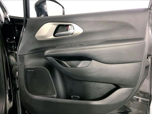 Used 2024 Chrysler Pacifica Limited w/ Uconnect Theater Family Group image 26