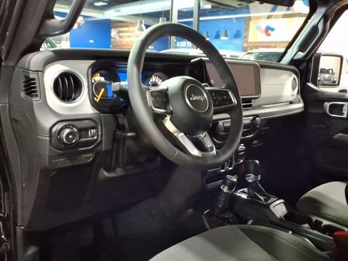 Used 2026 Jeep Wrangler Unlimited Sahara AWD/4WD image 11