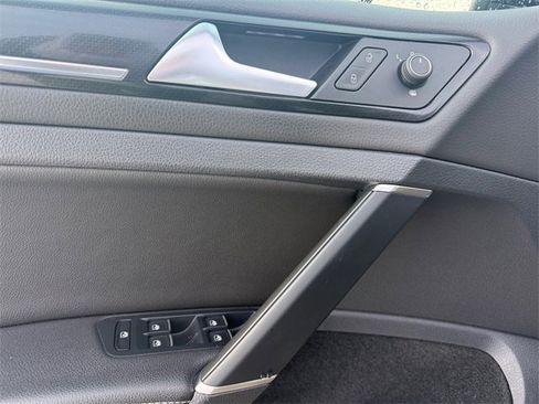 Used 2018 Volkswagen Golf R 4-Door image 17