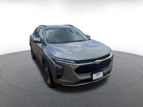 Used 2025 Chevrolet Trax LT w/ LT Convenience Package FWD image 3