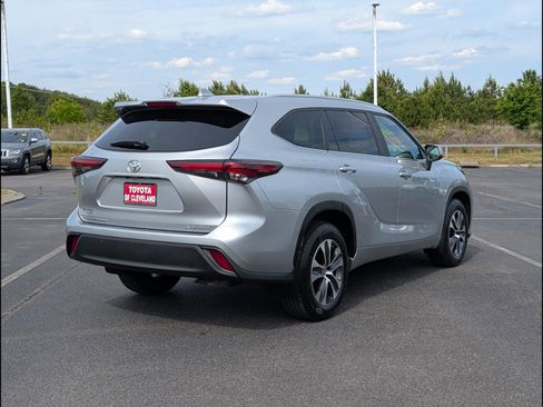 Used 2024 Toyota Highlander XLE AWD/4WD image 7